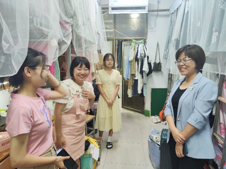 做爱自拍
深入毕业生宿舍慰问走访1（彩虹）0.jpg